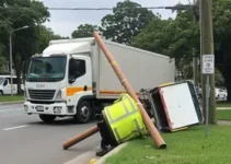 carreta derruba poste